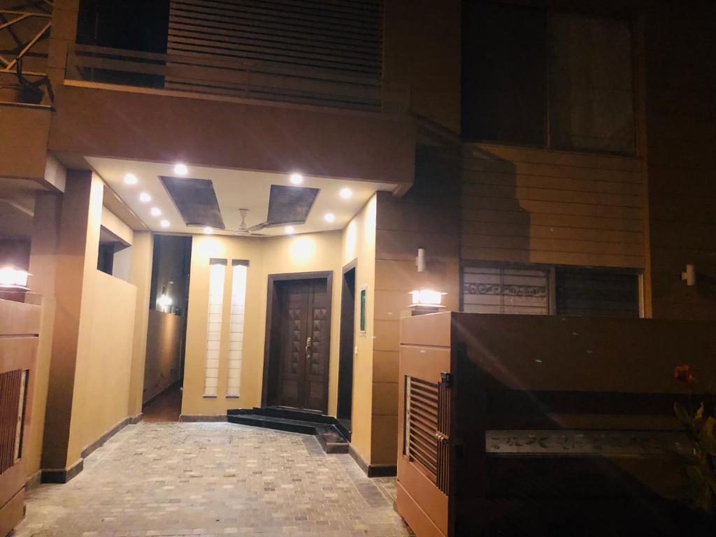 Royal Three Bed Room Full House Dha Phase 6 Lahore - image 5