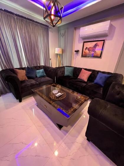 Luxury One bed flat with free wifi & parking - image 6