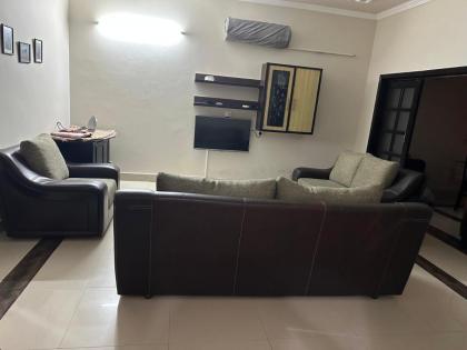 Bahria Town - 10 Marla 2 Bed rooms Portion for families only - image 17