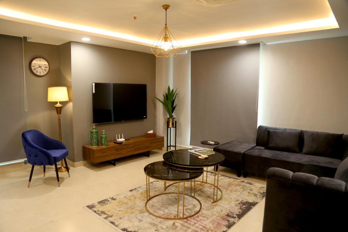Sky Vista Apartments in Gold Crest Mall DHA - Skyline Views - image 3