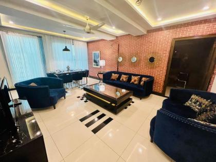 Luxury Apartments Available - image 11