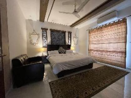 Bahria Lux Guesthouse - Luxury 5-bedroom house - image 10