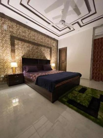 Bahria Lux Guesthouse - Luxury 5-bedroom house - image 11