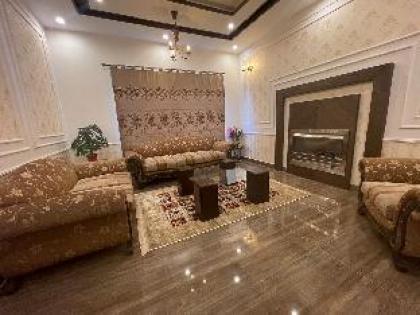 Bahria Lux Guesthouse - Luxury 5-bedroom house - image 5