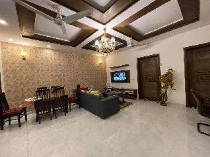 Bahria Lux Guesthouse - Luxury 5-bedroom house - image 7