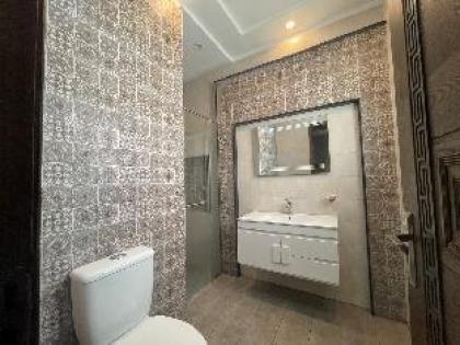 Bahria Lux Guesthouse - Luxury 5-bedroom house - image 8