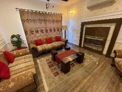 Bahria Lux Guesthouse - Luxury 5-bedroom house - image 9