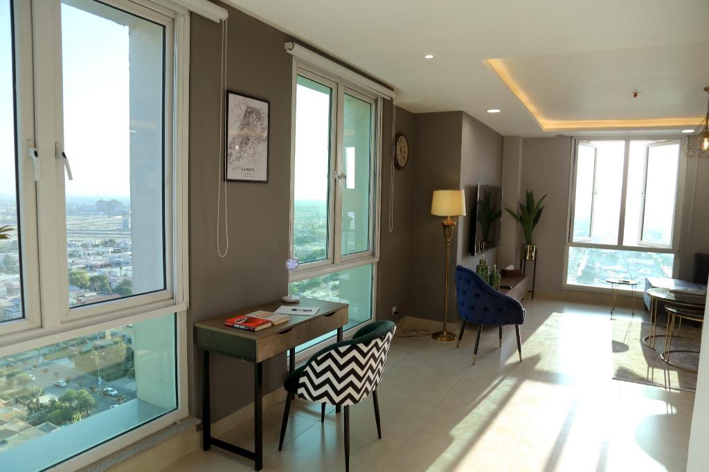 Penthouse 3-Bed Apartment with Skyline Views DHA - image 5