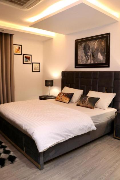 Gold Crest Luxurious Apartment in Lahore