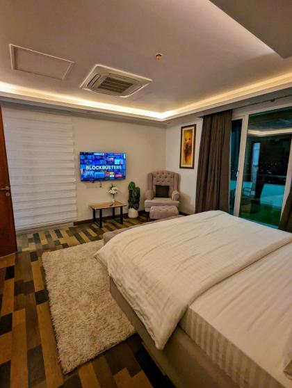 Sunset View Executive One-bed Apartment - image 5