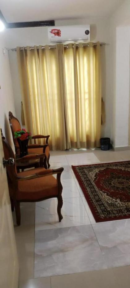 Impeccable 3-Bed Apartment in Lahore - image 11