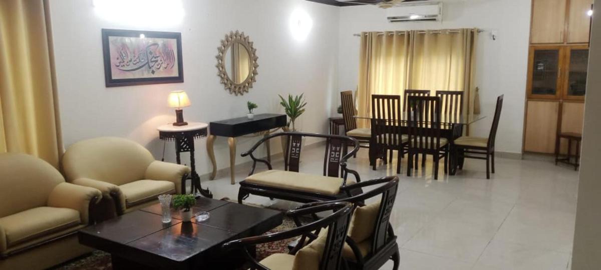 Impeccable 3-Bed Apartment in Lahore - image 2