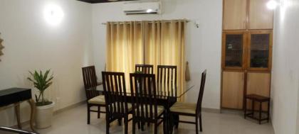 Impeccable 3-Bed Apartment in Lahore - image 3