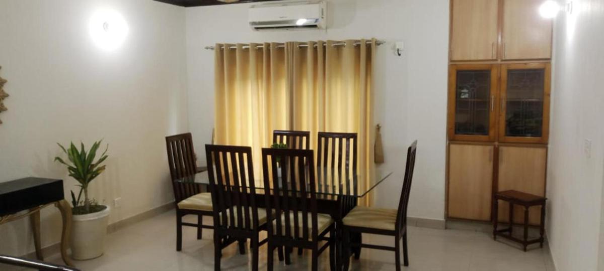 Impeccable 3-Bed Apartment in Lahore - image 3