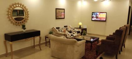 Impeccable 3-Bed Apartment in Lahore - image 4