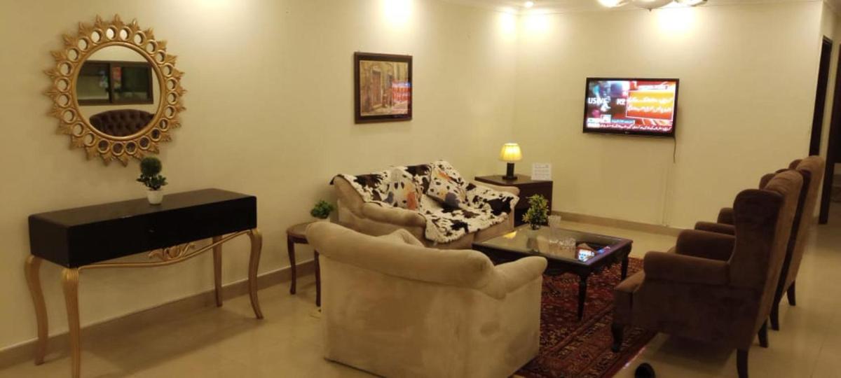 Impeccable 3-Bed Apartment in Lahore - image 4