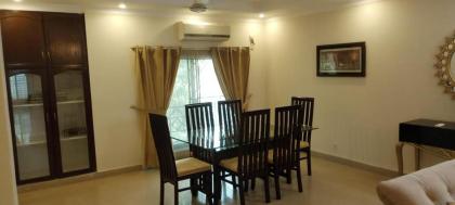 Impeccable 3-Bed Apartment in Lahore - image 6