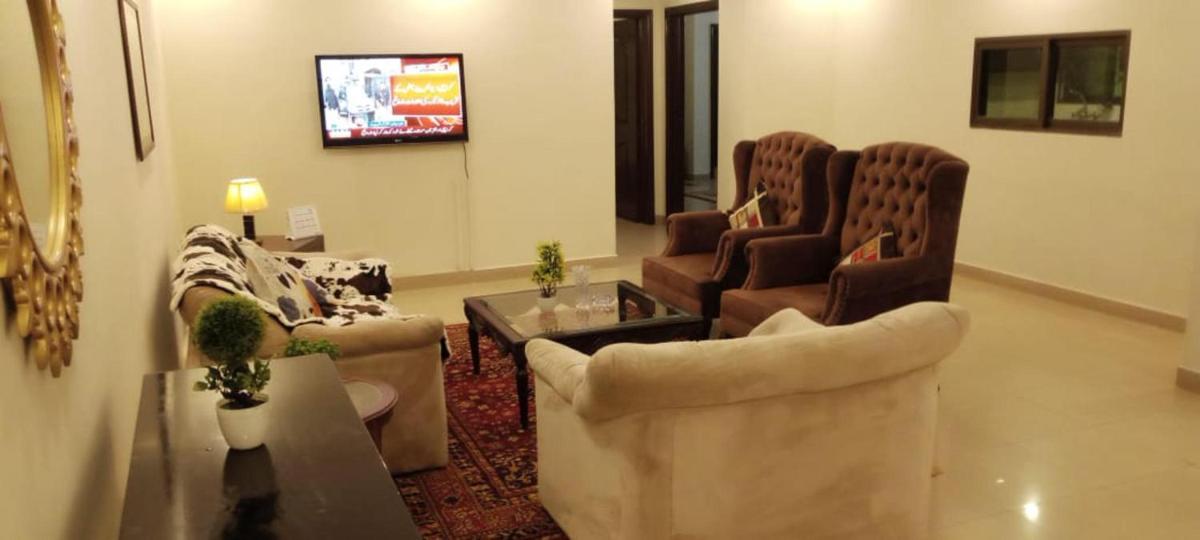 Impeccable 3-Bed Apartment in Lahore - image 7