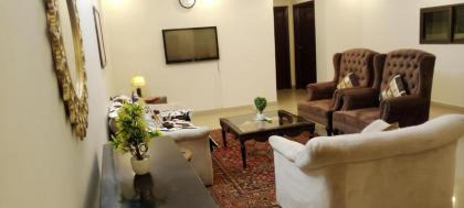 Impeccable 3-Bed Apartment in Lahore - image 8