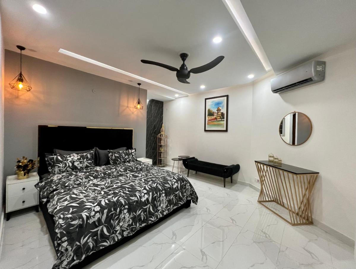 Chic Noir 1 Bedroom Apartment Gulberg - image 3