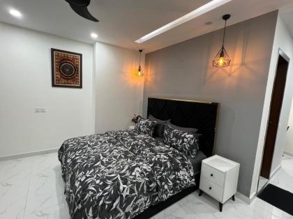 Chic Noir 1 Bedroom Apartment Gulberg - image 5