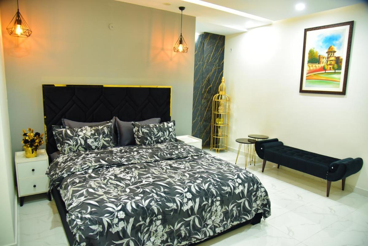 Chic Noir 1 Bedroom Apartment Gulberg - image 6