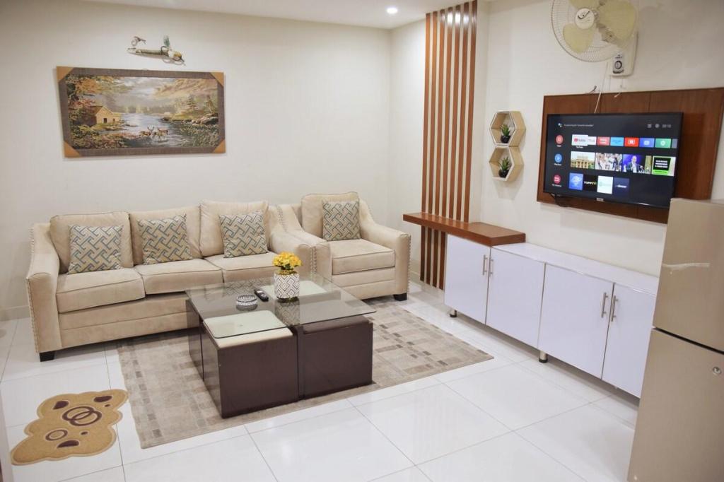 Luxury Serviced Apartment in Bahria Town Lahore - image 2