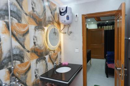 Luxury Apartment Lahore Free Wi-Fi LED Parking - image 13