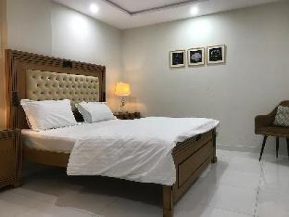 Spacious Furnished Apartment in Bahria Town Lahore - image 4