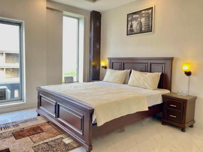 1-Bed Elegant Condo at Eiffel TW - image 2