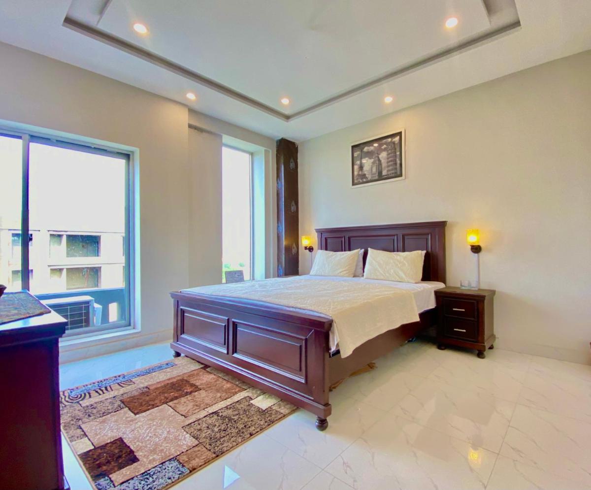 1-Bed Elegant Condo at Eiffel TW - image 3