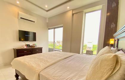 1-Bed Elegant Condo at Eiffel TW - image 5