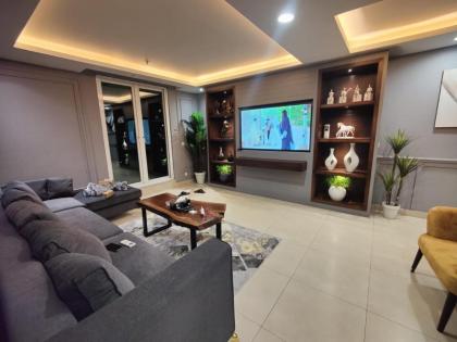 Goldcrest Mall Luxury Two-bed Apartment - image 10