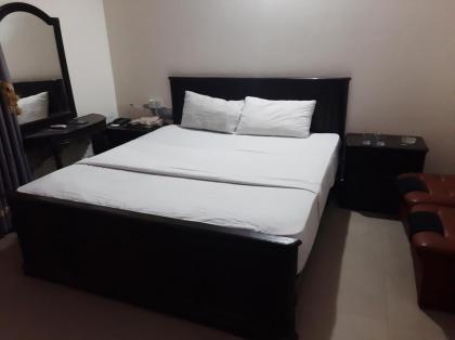 Day In Gulberg - image 25