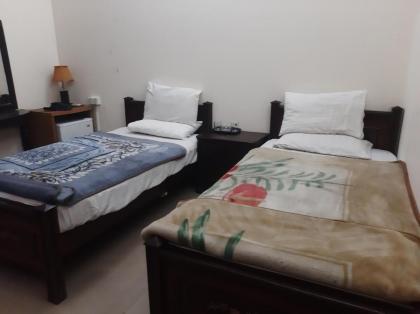 Day In Gulberg - image 30