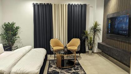 The Executive Studio - image 25