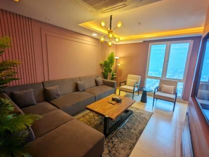 Goldcrest Mall Three-bed Luxury Suite - image 22