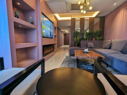 Goldcrest Mall Three-bed Luxury Suite - image 26